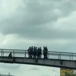 Köprüde hareketli dakikalar! İkna edilmeye çalışılıyor
