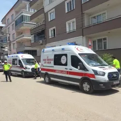 Otomobil bahçeye uçtu! 2 çocuk yaralandı