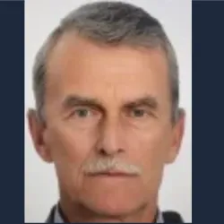 Hareket eden traktörü durdurmak isterken altında kalarak hayatını kaybetti