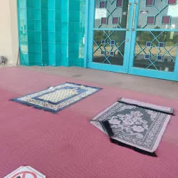 İnegöl’de Camiye Gelenler Şok Oldu! Kapıya 2 seccade koymuşlar