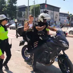 İnegöl’de motosikletli polis öğrenciyi YKS’ye son dakikada yetiştirdi