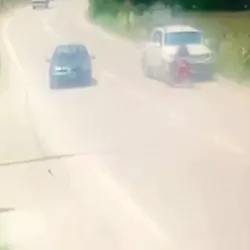 İnegöl’de sollama yapan kamyonet motosiklete çarptı: 1 ağır yaralı