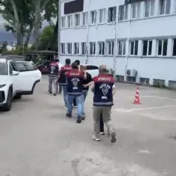 Polis mağduru oynadı, dolandırıcılar suçüstü yakalandı!