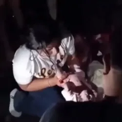 Enkaz altında doğum yaptı!