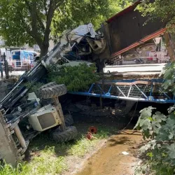 Vinç otomobilin üzerine devrildi! Vinç operatörü hastaneye kaldırıldı