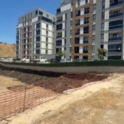 Sitede büyük panik! İstinat duvarı çöktü