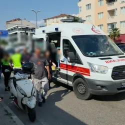İnegöl'de 2 otomobilin arasında kaldı!