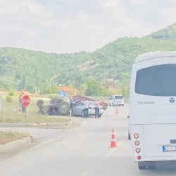 İnegöl Yolunda Feci Kaza! Traktör ile Otomobil Çarpıştı