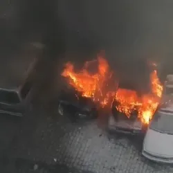 Park halindeki otomobiller alev topuna döndü