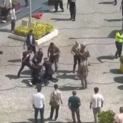 Adliye önü savaş alanına döndü! 1'i polis 3 yaralı