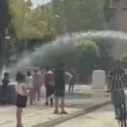 İnegöl'de Parkta Renkli Anlar! Çocuklar Su Tankeriyle Serinledi