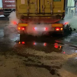 Lastik sebebiyle yanan tırı 10 kilometre sürüp itfaiyeye yetiştirdi