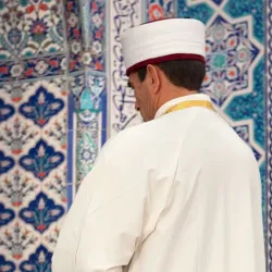 Avluda uygunsuz halde yakalandıkları imama yapmadıklarını bırakmadılar