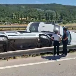 İnegöl'de 2 araç birden orta refüje saplandı!