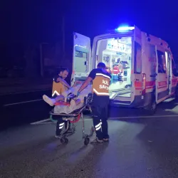 İnegöl'de Motosiklet sürücüsü kazada ağır yaralandı
