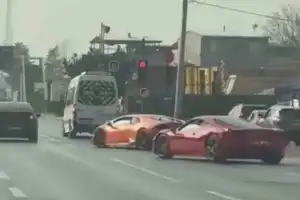 Bursa’da iki lüks otomobil trafik kurallarını hiçe saydı