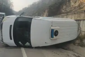 Bursa-Ankara karayolunda servis minibüsü devrildi: 1 yaralı