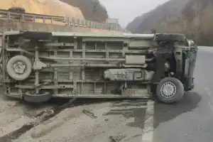 Kontrolden çıkan minibüs takla attı, sürücü yaralandı