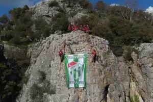 Kurtarma ekipleri, Bursaspor bayrağını zirvede dalgalandırdı