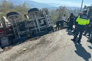 İnegöl’de beton mikseri şarampole yuvarlandı