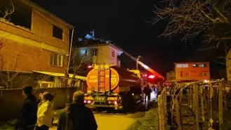 İnegöl’de 3 Katlı Binanın Çatısı Alevlere Teslim Oldu İnegöl’de 3 Katlı Binanın Çatısı Alevlere Teslim Oldu