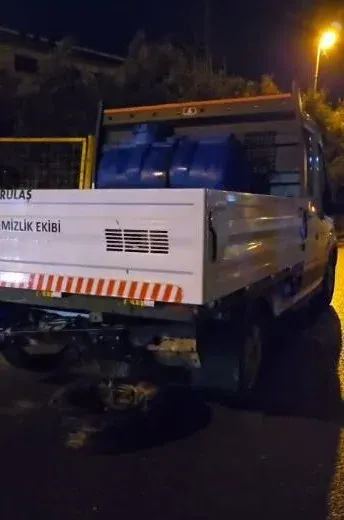 Korkutan çarpışmada araç hurdaya döndü Korkutan çarpışmada araç hurdaya döndü