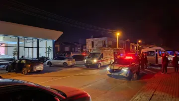 İnegöl'de can pazarı! Servis minibüsü ile araba çarpıştı