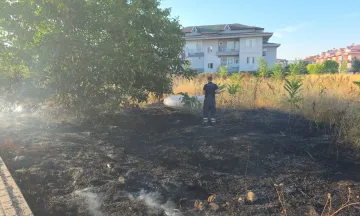 İnegöl'ün göbeğinde boş arsayı ateşe verdiler!