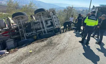 İnegöl’de beton mikseri şarampole yuvarlandı