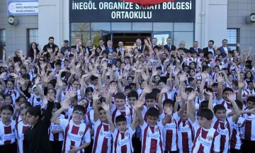 İnegölspor’dan bin 100 öğrenciye forma hediyesi