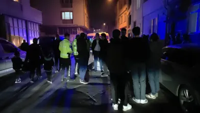 İnegöl’de polisten kaçan sürücü park halindeki araçlara çarptı