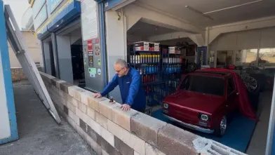 Dükkanın önüne duvar ördü! Araçlar içeride kaldı