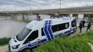 Köprü altından geçmek isteyen sürücü derede kayboldu!