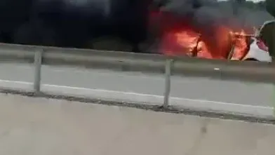 Seyir halindeki otomobil alev topuna döndü