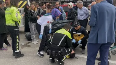 Motosiklet işçi servisine çarptı! 2 yaralı