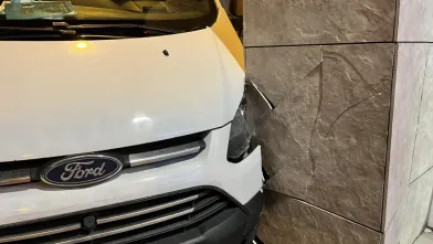 Sürücüsüz minibüs duvara girdi!