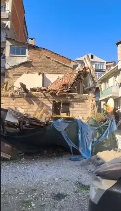 Metruk bina yerle bir oldu