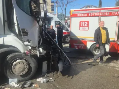 Zincirleme kazada trafik tek şeride düştü: Yaralılar var!