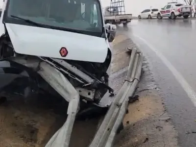 İnegöl'de minibüs bariyerlere ok gibi saplandı!