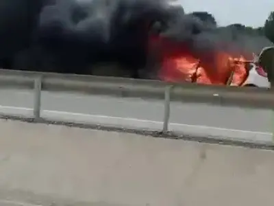 Seyir halindeki otomobil alev topuna döndü