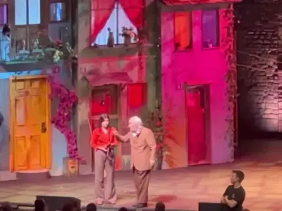 Müjdat Gezen sahnede fenalaştı!