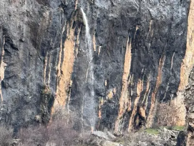 Yağış sonrası kayadan fışkıran su büyüledi