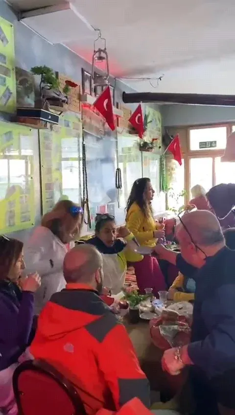 İnegöl'de bu kahveye gelen çıkamıyor