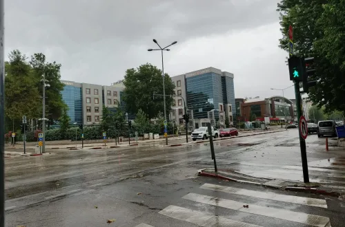 İnegöl'de Beklenen Sağanak Başladı! Şemsiyesiz Yakalananlar Zor Anlar Yaşadı