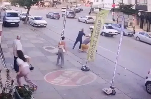 Kızlara laf atanları uyardı, tekme tokat dövüldü