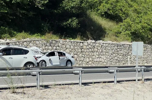 İnegöl'de duvara giren araç pert oldu!