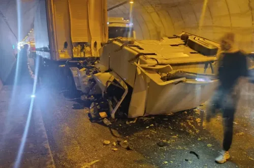Otoyolda feci kaza! Tırın kabini koptu, sürücü ağır yaralı