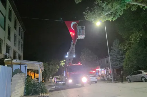 İnegöl Cerrah Mahallesi’nde gece yarısı Türk bayrağı hassasiyeti