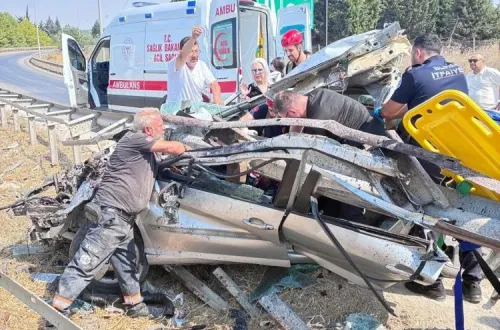 Otomobil Bariyere Ok Gibi Saplandı! Sürücü Yaşam Savaşı Veriyor