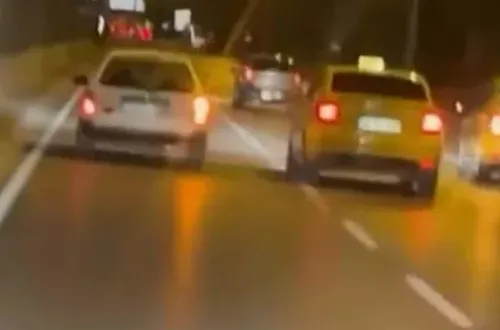 İki Taksi Otomobili Sıkıştırdı